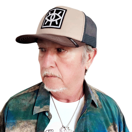 Hombre mayor con gorra y camisa colorida, mirando hacia un lado.