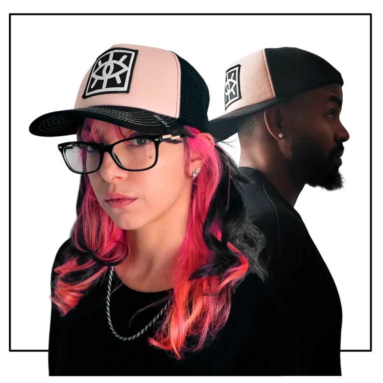 Hombre con gorra y chaqueta gris, ajustándose la gafas y mirando hacia un lado.